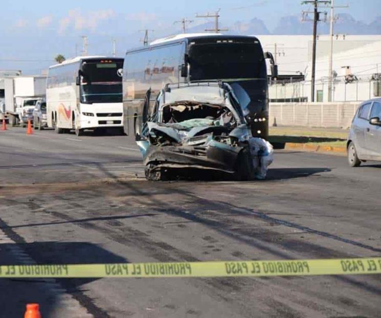 Pierde la vida prensado en choque