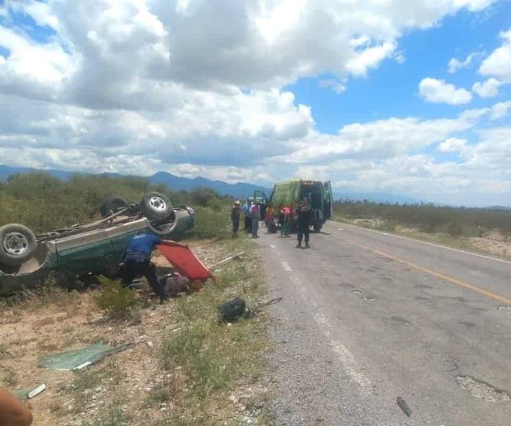 Mueren migrante y pollero en volcadura