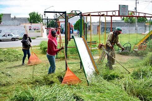 Dan mantenimiento a plazas de Juárez