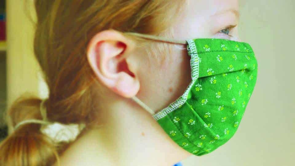 Padre ataca maestro por obligar a su hija a usar mascarilla