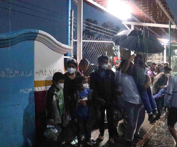 Abandonados por el INM, migrantes enfrentan deudas