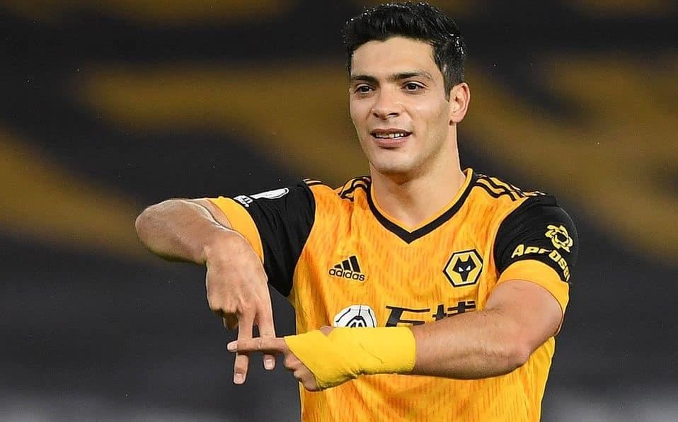 Aficionados piden a Raúl Jiménez en el Tottenham