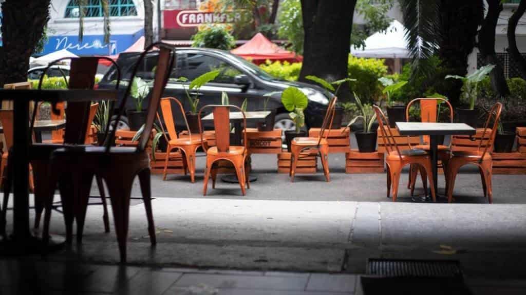 Acusan que restaurantes se apoderan de calles