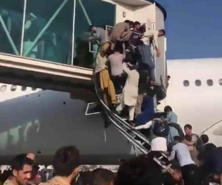 Caos en aeropuerto de Kabul; reportan al menos 3 muertos