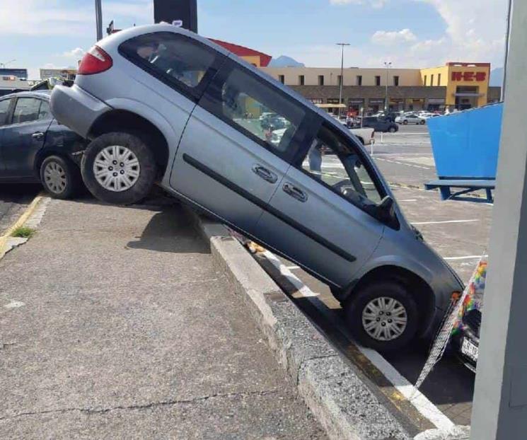 Impacta autos con camioneta