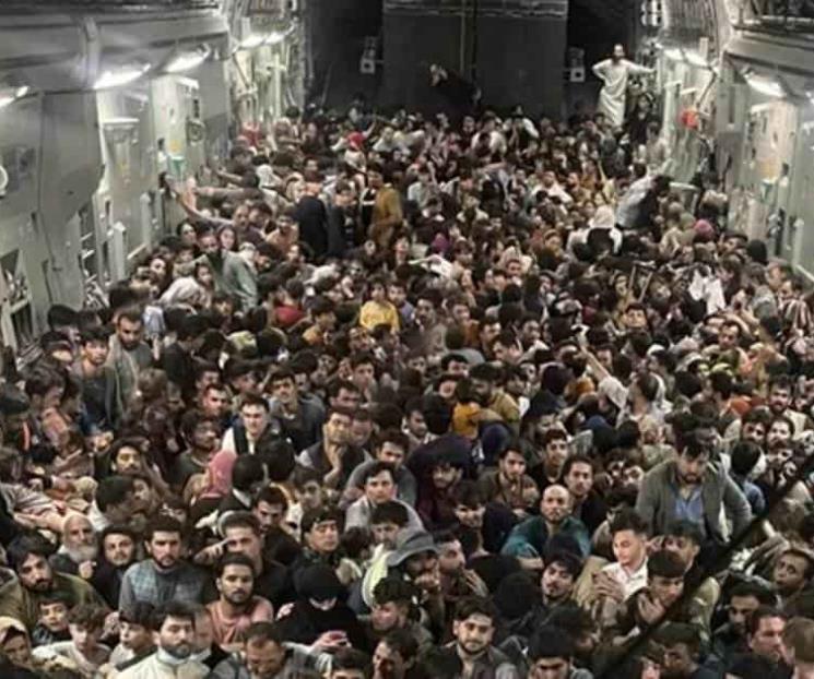 En una foto, el escape desesperado de 640 afganos de Kabul En una foto, el escape desesperado de 640 afganos de Kabul