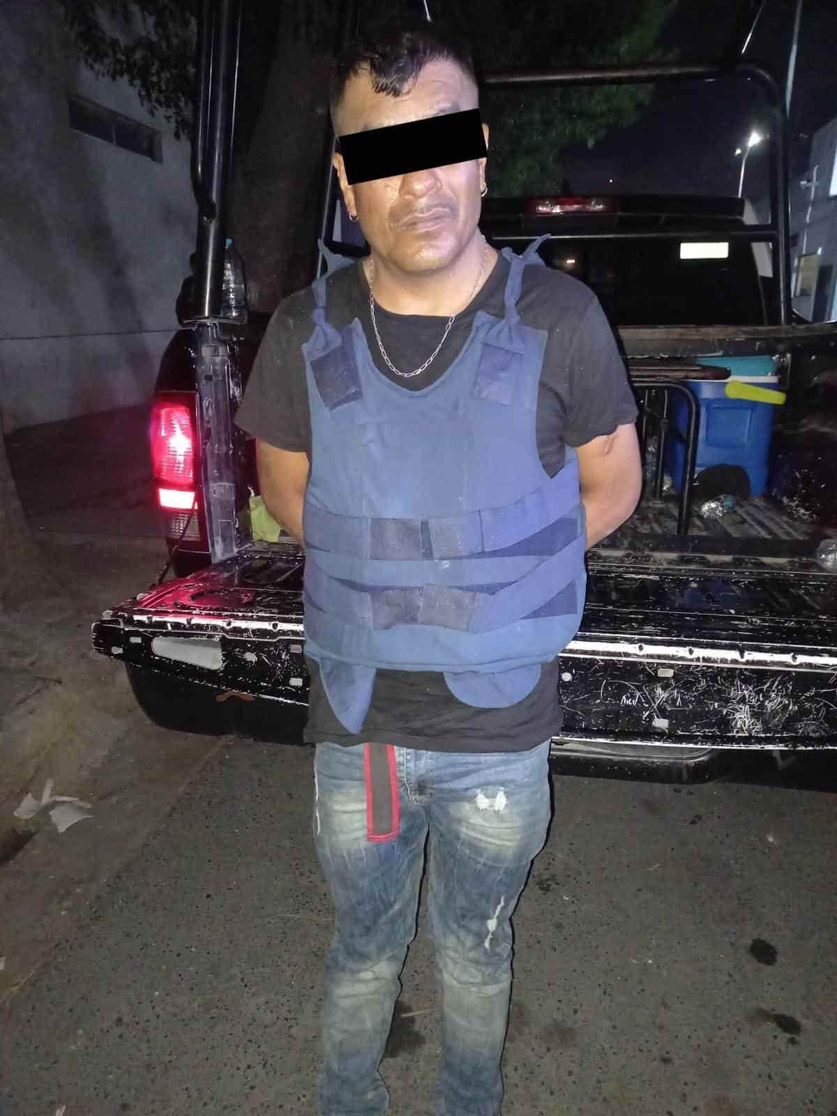 Llevaba un chaleco antibalas, una réplica de arma de fuego y algunos gramos de droga