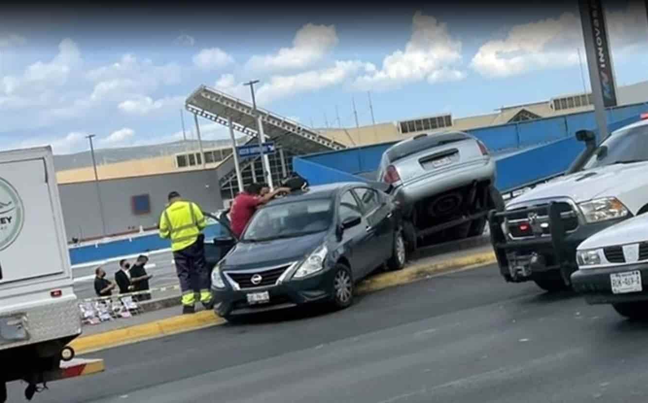 Un menor perdió el control del volante impactándose con tres vehículos