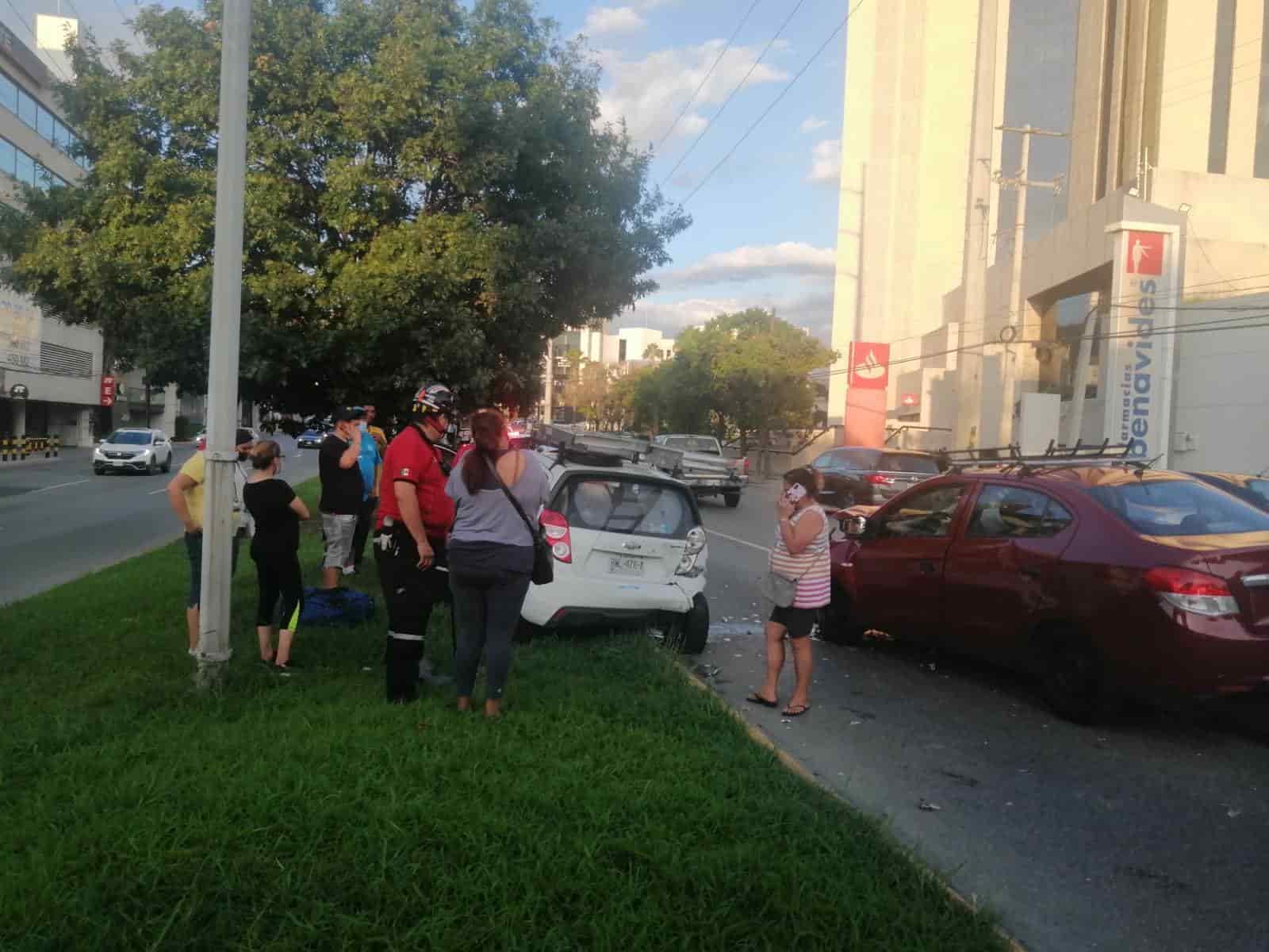 La mujer se impactó con tres vehículos donde por fortuna no hubo lesionados