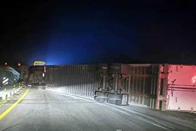 Vuelca tráiler en la Carretera a Saltillo Vuelca tráiler en la Carretera a Saltillo