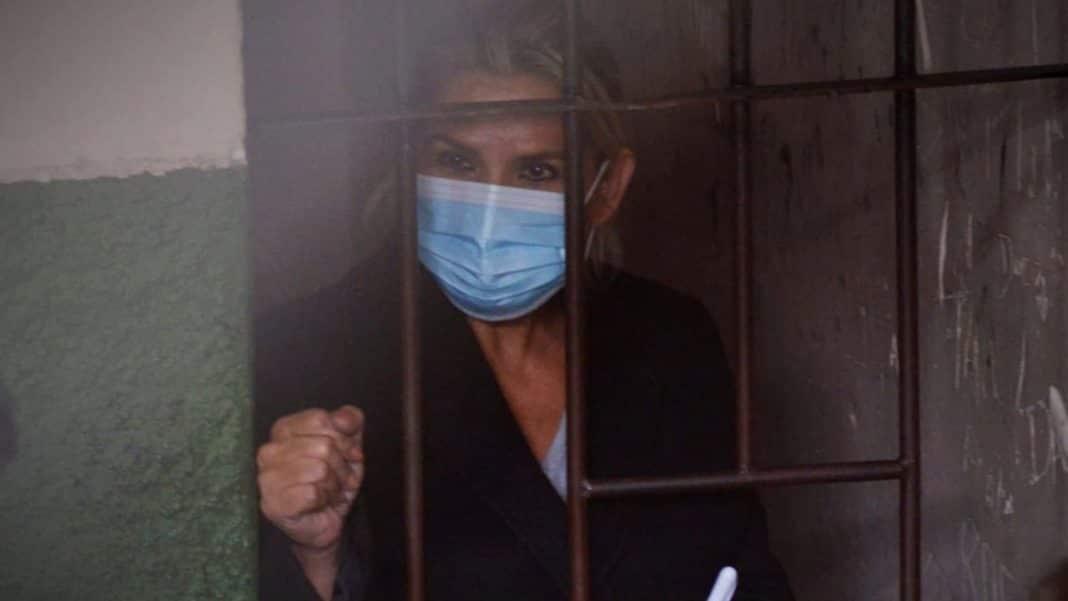 Acepta Áñez ir a juicio y reta a Morales