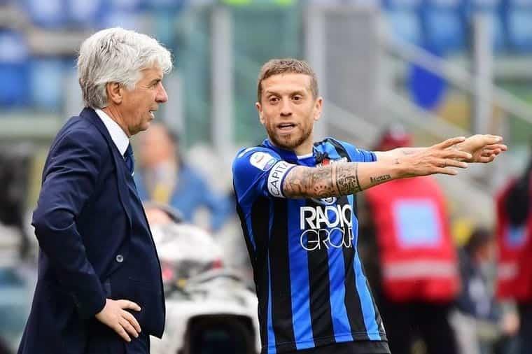 DT del Atlanta quiso golpear a Papu Gómez
