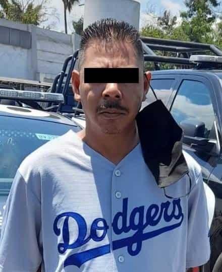 Maneja vehículo con placas colgadas Maneja vehículo con placas colgadas