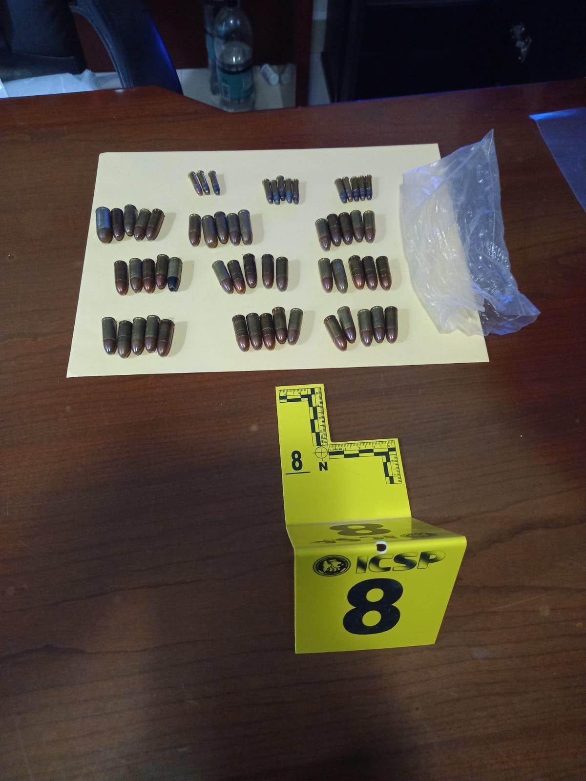 Un agrandada de fragmentación, dos armas de fuego, cartuchos hábiles, droga y dos hombres arrestados, fue el resultado del cateo