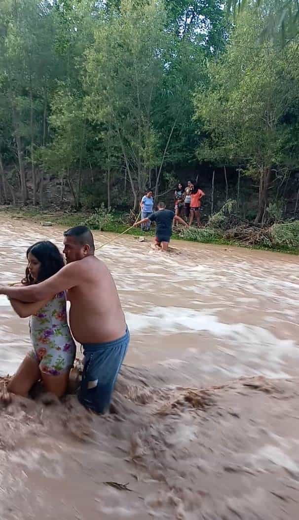 Una familia de Montemorelos, quedó atrapada en una creciente de agua del Río San José
