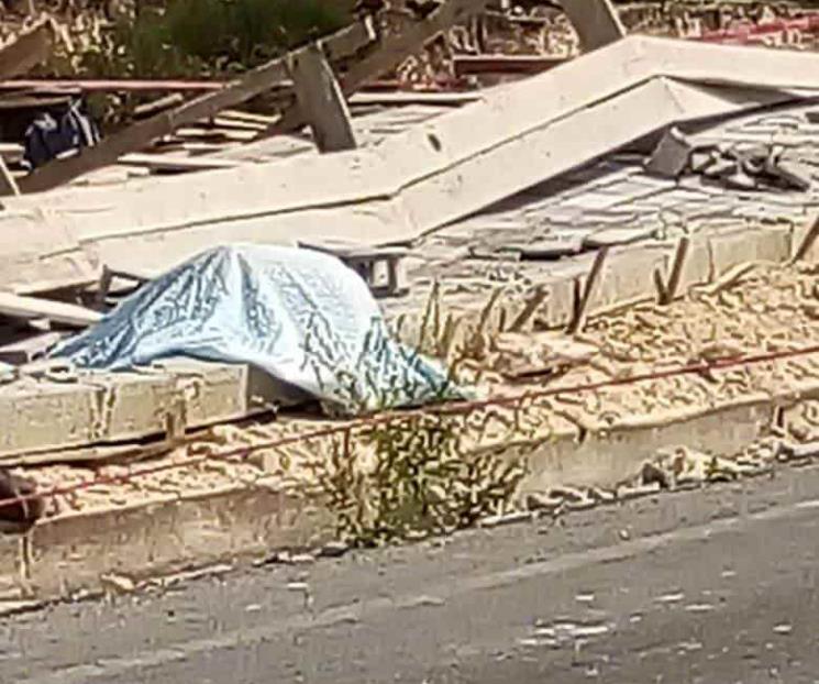 Derriba viento barda; mueren 3 albañiles Derriba viento barda; mueren 3 albañiles
