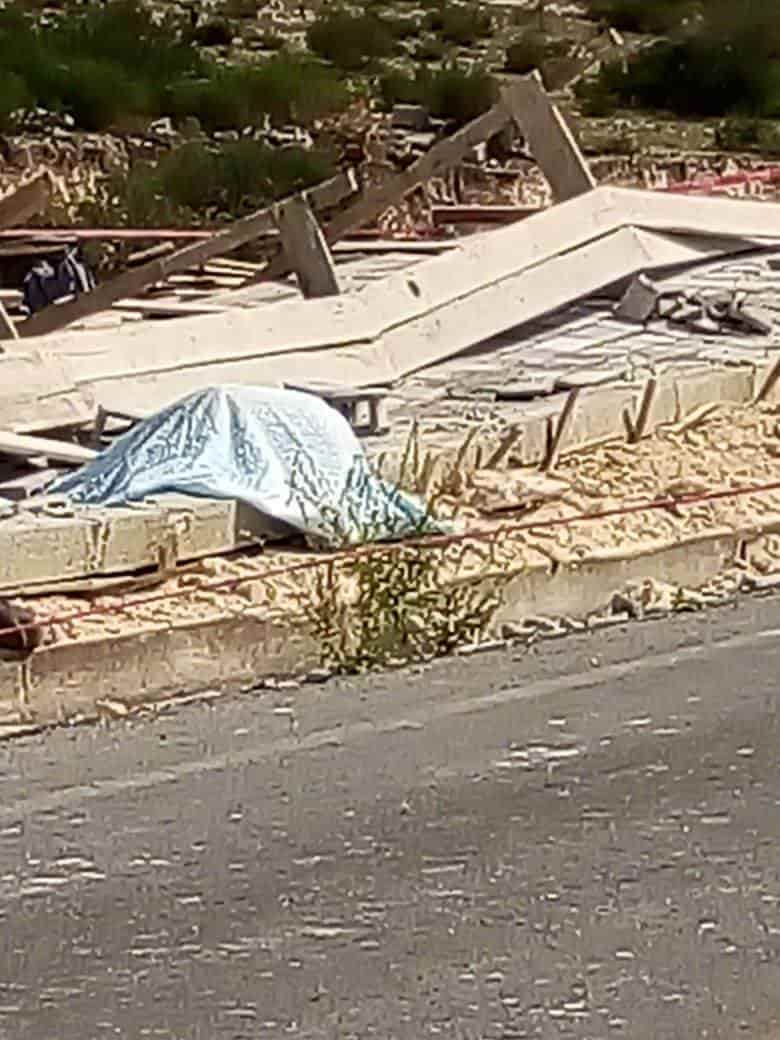 Tres hombres murieron y dos más resultaron lesionados al caerles una barda