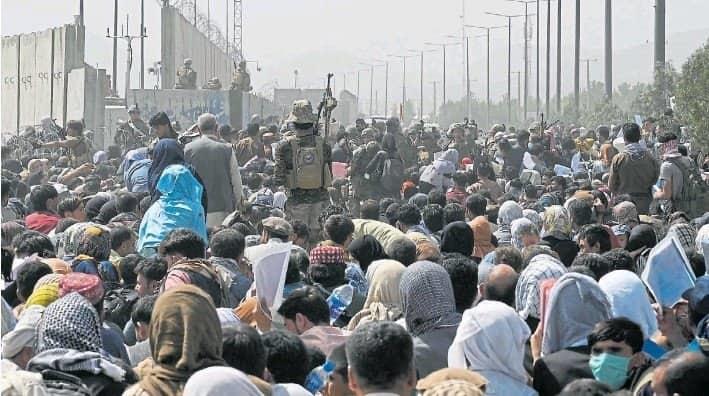 EU pide a sus ciudadanos que eviten el aeropuerto de Kabul EU pide a sus ciudadanos que eviten el aeropuerto de Kabul