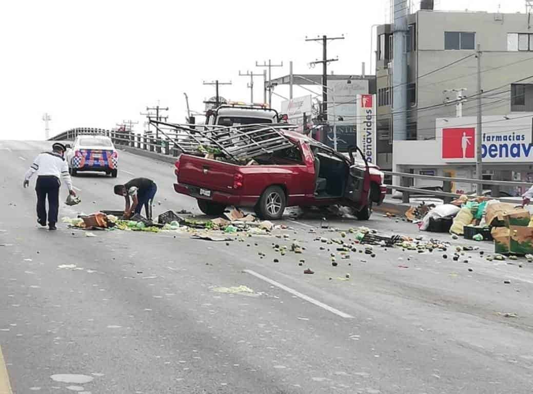 Una camioneta cargada con una tonelada y media de frutas y legumbres, se volcó