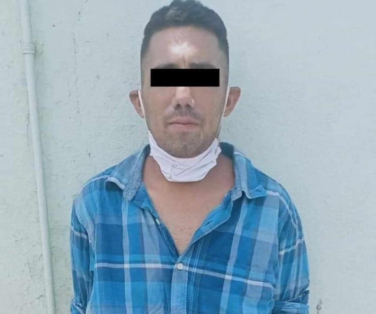 Detienen a hombre en automóvil robado