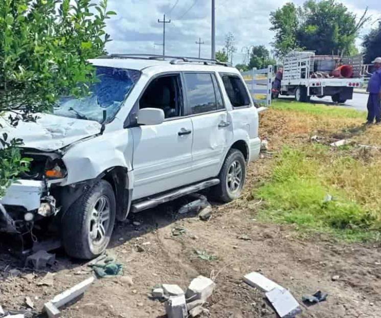 Conductor choca contra huerto de naranjas en Montemorelos