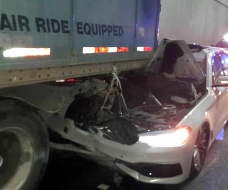 Choca, huye y abandona auto