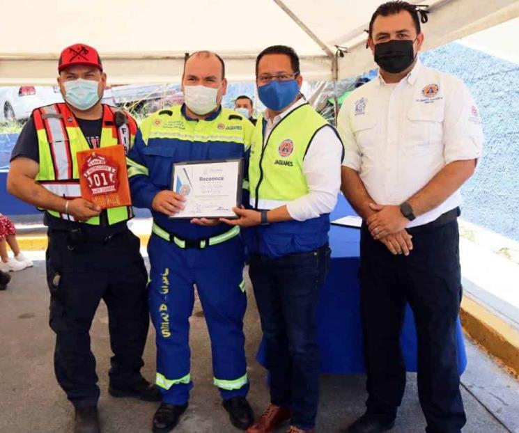 Reconocen a bomberos