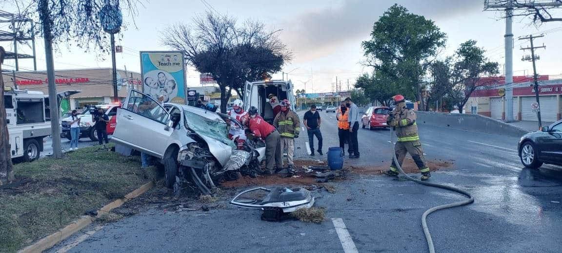 Termina mujer atrapada tras choque Termina mujer atrapada tras choque