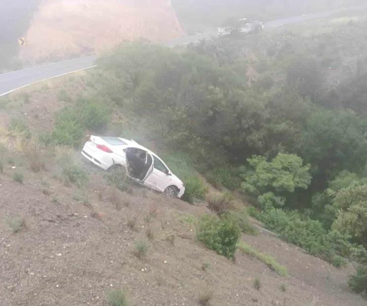 Queda a punto de caer a barranco