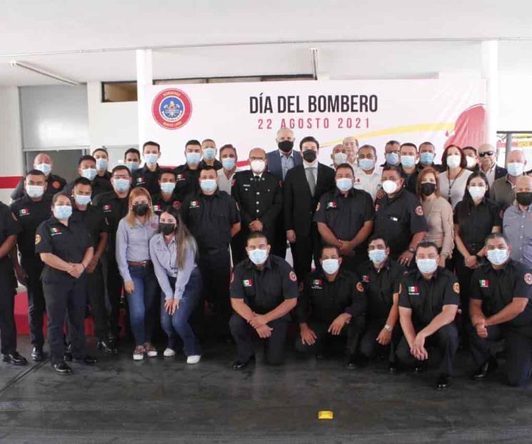 Festeja Samuel García a bomberos en su día
