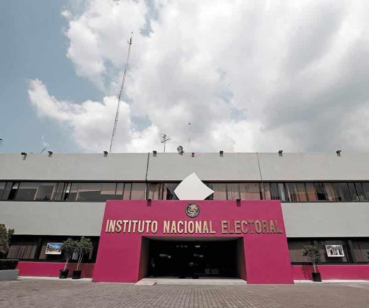 AMLO pide a trabajadores del INE aportar para revocación