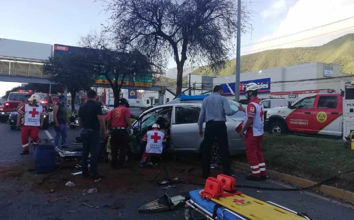 La mujer chocó su vehículo contra una barra de contención ubicada en el camellón central de la Avenida Garza Sada