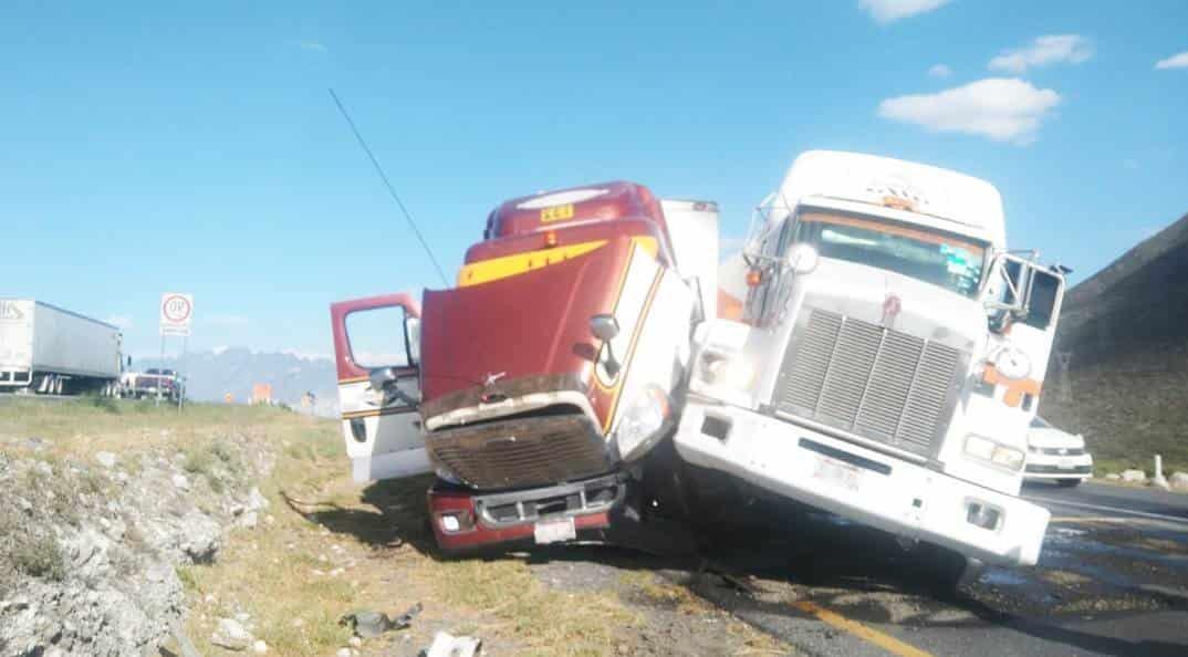 Chocan dos tráileres; ocasionan caos vial Chocan dos tráileres; ocasionan caos vial