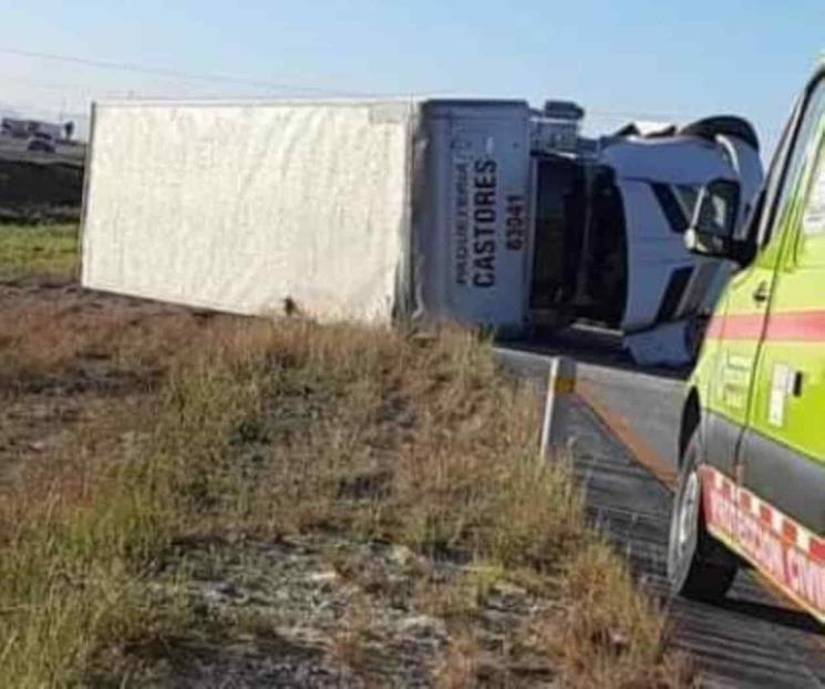 Vuelca camión de paquetería en Galeana Vuelca camión de paquetería en Galeana