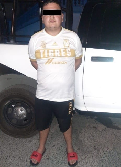 Portaban cinco envoltorios de droga y viajaban a exceso de velocidad