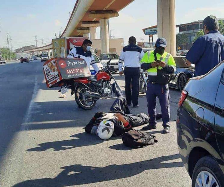Queda motociclista lesionado tras choque Queda motociclista lesionado tras choque