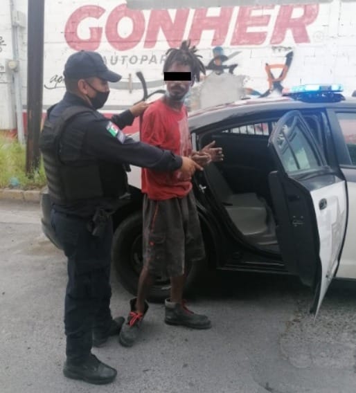Un hombre originario de Belice fue arrestado, luego que pretendía robar en el interior de una casa habitación