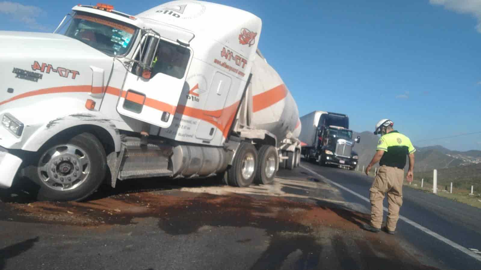 El choque entre los tractocamiones fue reportado a las 17:40 horas sobre la Carretera libre Monterrey-Saltillo