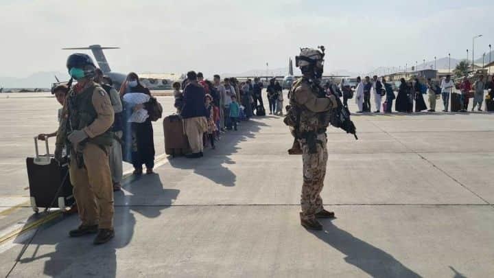 Inicia Rusia evacuación de Afganistán Inicia Rusia evacuación de Afganistán