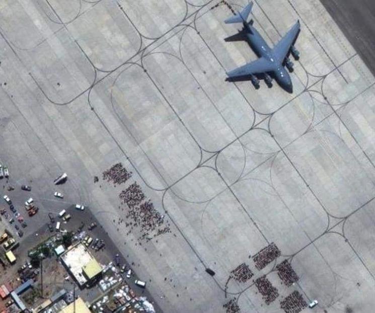 Cierran talibanes acceso a afganos al aeropuerto Cierran talibanes acceso a afganos al aeropuerto