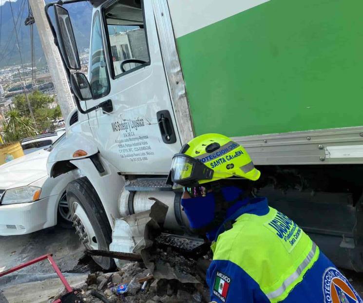 Impacta camión 4 vehículos Impacta camión 4 vehículos