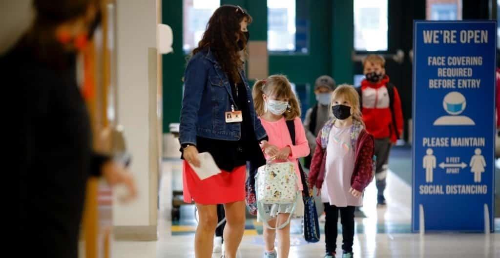 Suspenden clases presenciales en EU por aumento de contagios Suspenden clases presenciales en EU por aumento de contagios