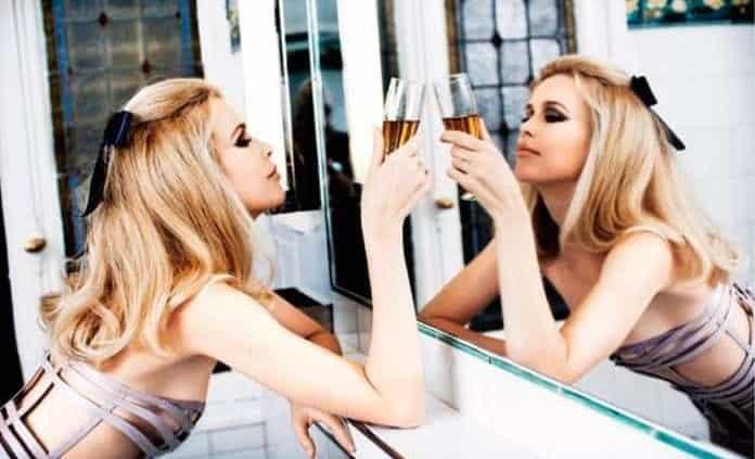 Claudia Schiffer celebra 51 años con una expo de fotografía Claudia Schiffer celebra 51 años con una expo de fotografía