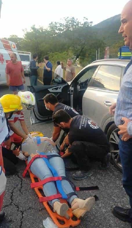 Resulta mujer herida en estrellamiento Resulta mujer herida en estrellamiento