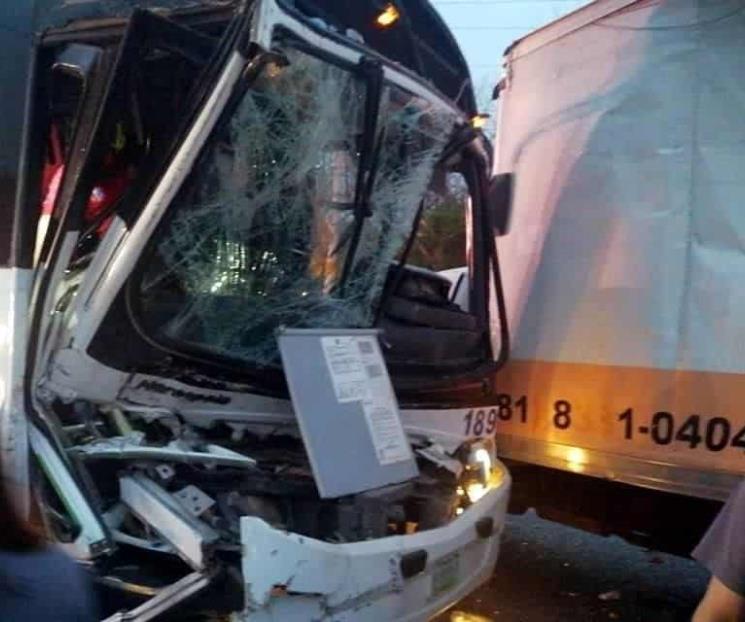 Choque entre tráiler y transporte deja 5 lesionados