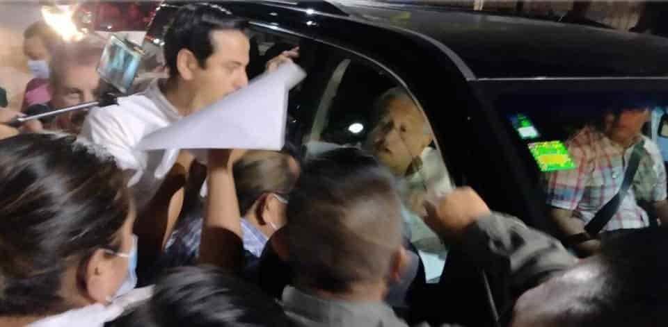 Inician mañanera sin AMLO por bloqueo de CNTE a su camioneta
