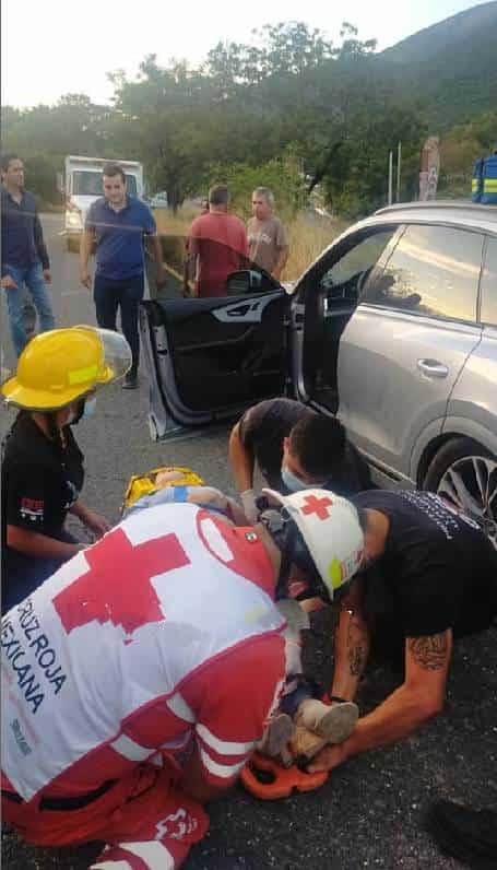 La mujer terminó con lesiones de consideración al golpear su automóvil en el camellón