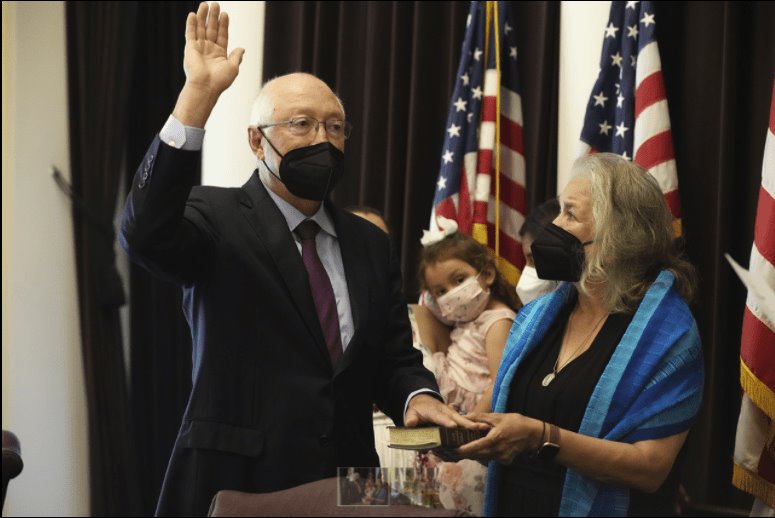 Ken Salazar rinde protesta como embajador de EU en México Ken Salazar rinde protesta como embajador de EU en México