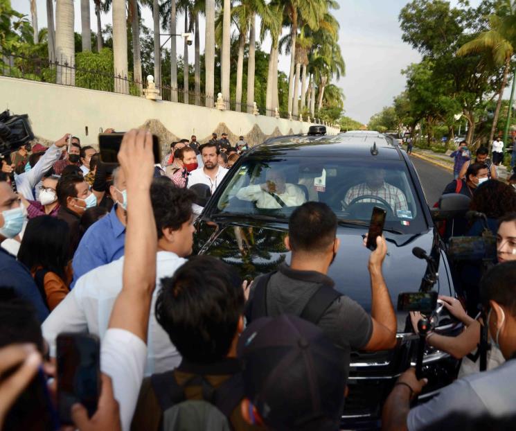 CNTE justifica bloqueo a camioneta de AMLO CNTE justifica bloqueo a camioneta de AMLO