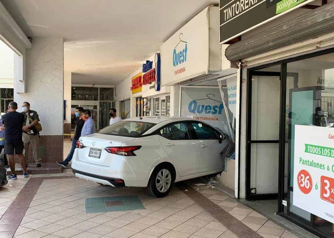 La conductora de un vehículo se estrelló contra una tintorería
